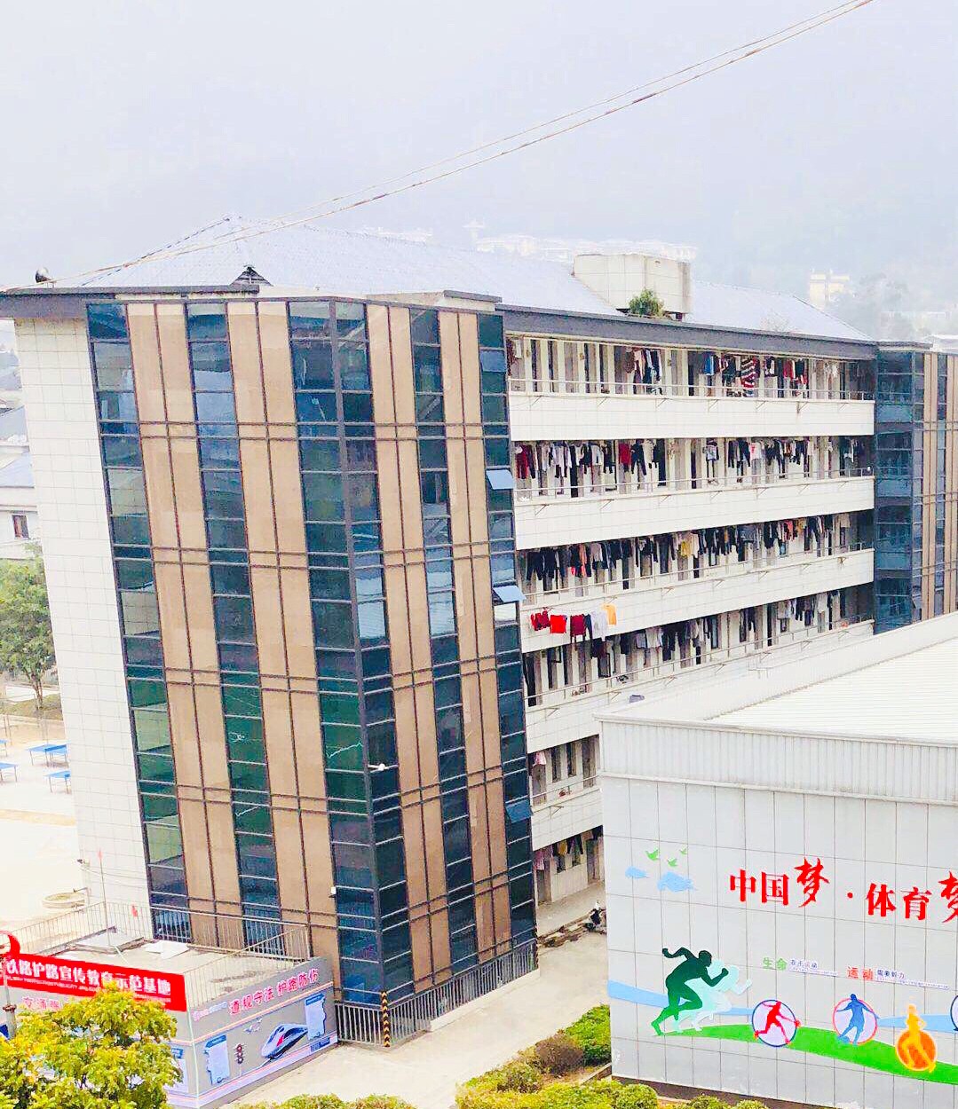 宿舍楼与体育馆.jpg